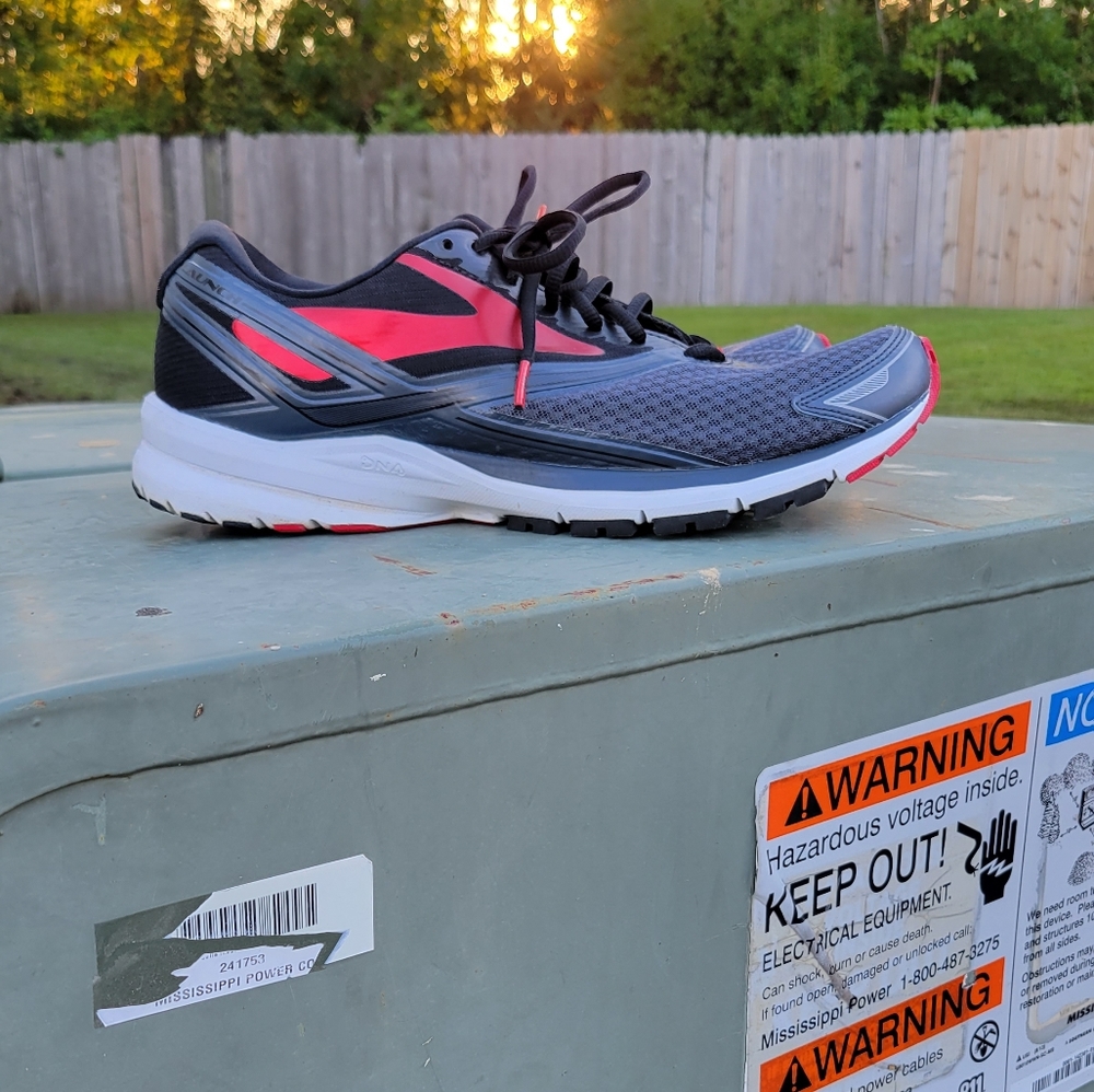 Mens size 10 brooks launch 4